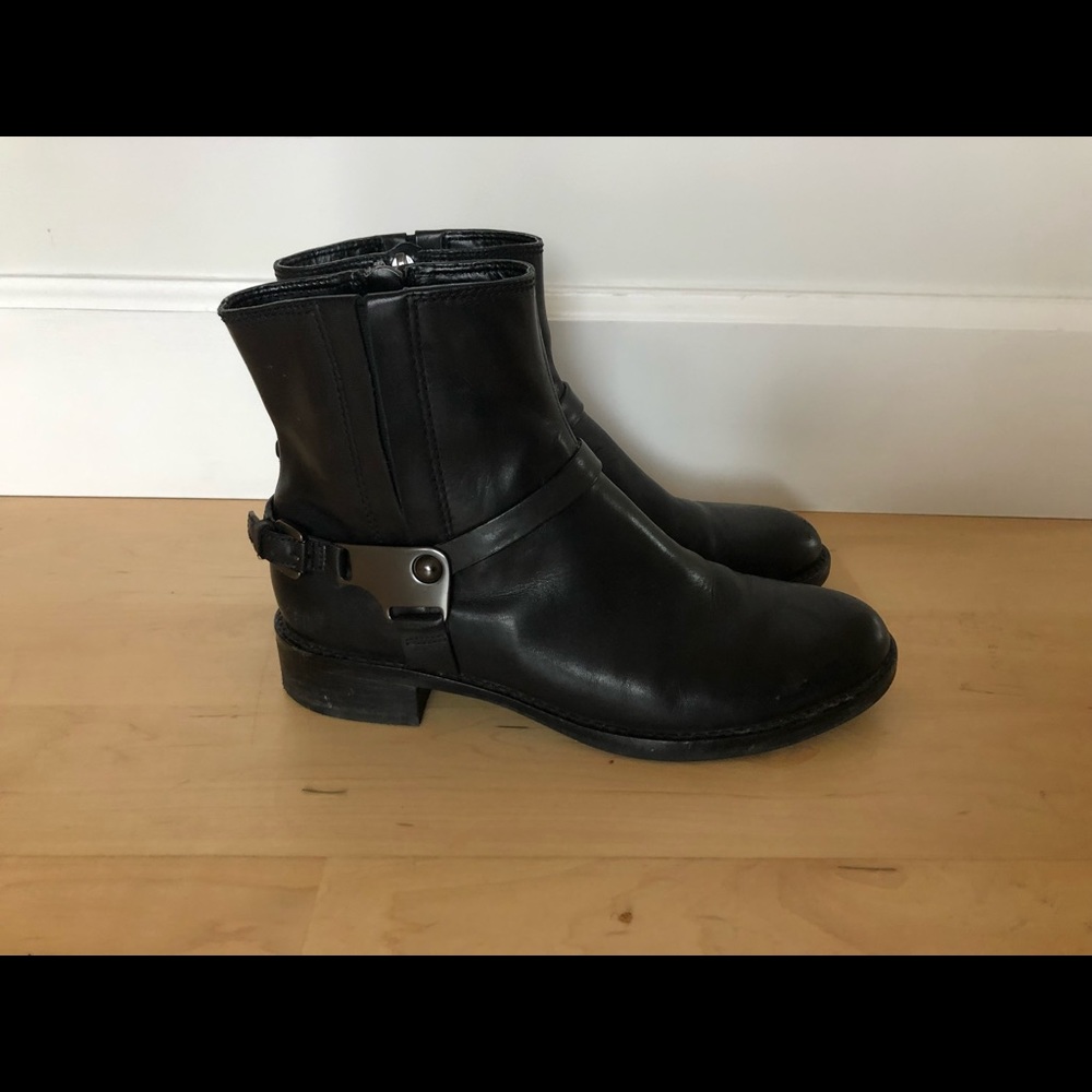 Ecco flat black leather bootie, sz 38